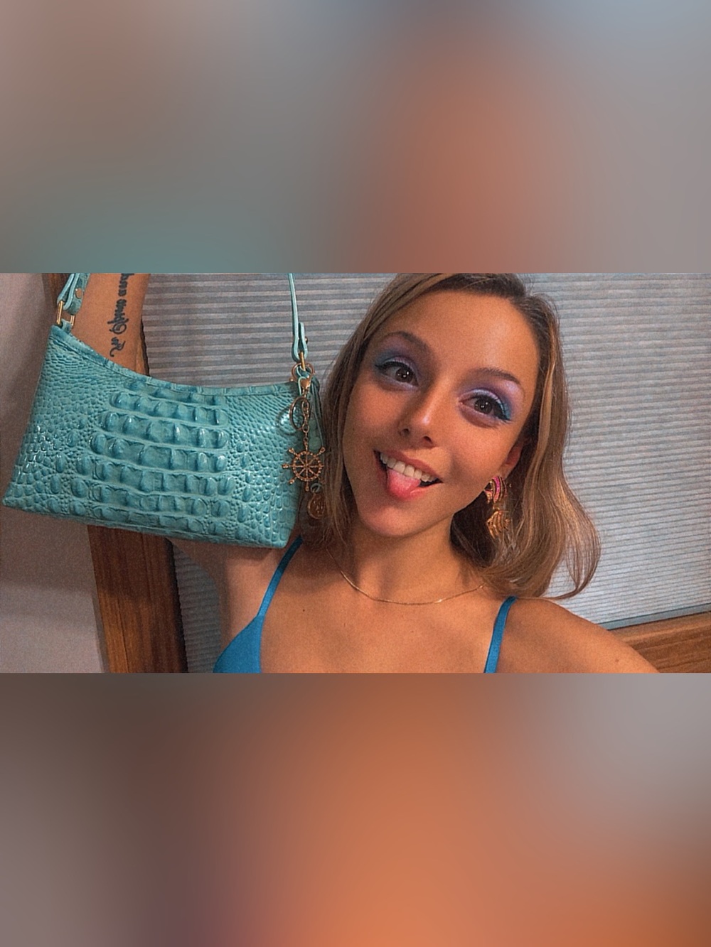 @aliciabanks9 live show❕❕👜👛🔌💕🌟🛍👒💯